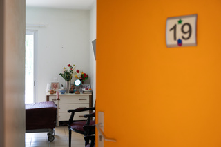 Prix des EHPAD en 2024 : un écart important entre les chambres habilitées à l’aide sociale et les autres