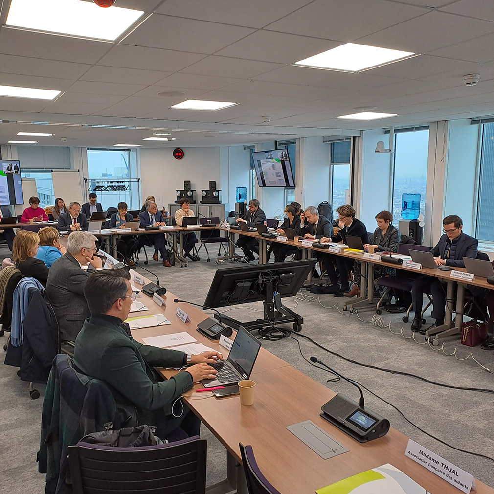 Photo de la salle et des membres du Conseil de la CNSA prise le 24 janvier 2023