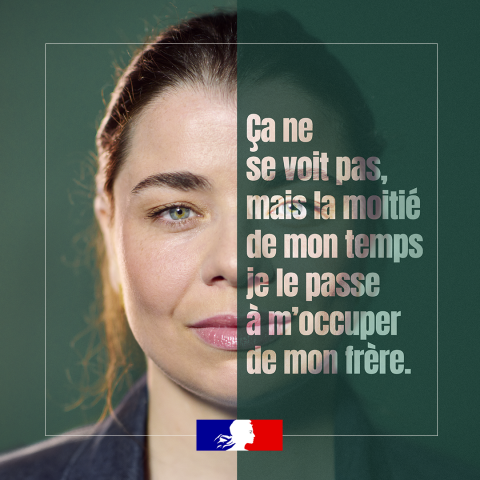 Visage d'une jeune femme aidante, avec le slogan de la campagne de communication : ça ne se voit pas mais la moitié de mon temps je le passe à m'occuper de mon frère.