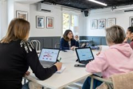 photo montrant quatre femmes autour d'une table en réunion