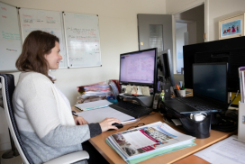 photo montrant une professionnelle à son bureau devant son ordinateur