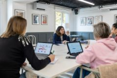 photo montrant quatre femmes autour d'une table en réunion
