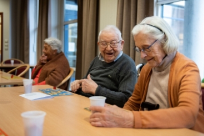 photo montrant deux personnes âgées jouant au lotto