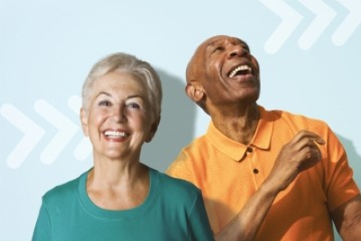 photo montrant une femme et un homme âgés souriants