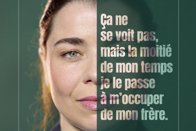 Visage d'une jeune femme aidante